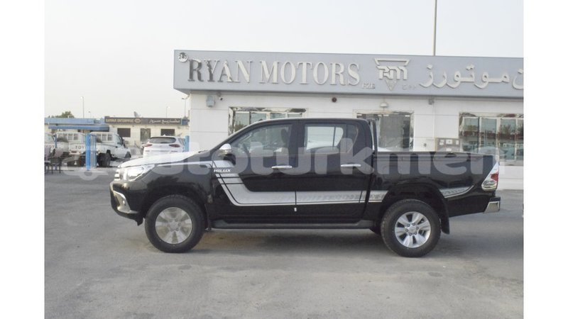 Big with watermark toyota hilux ahal import dubai 2007