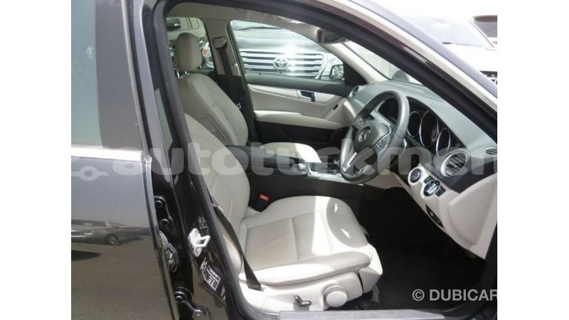 Big with watermark mercedes benz 190 ahal import dubai 2241