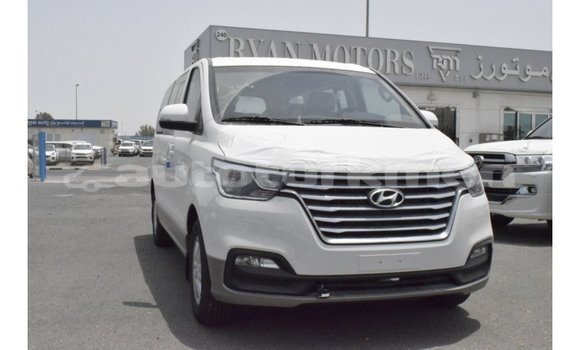 Buy Import Hyundai Chorus White Truck in Import - Dubai in Ahal