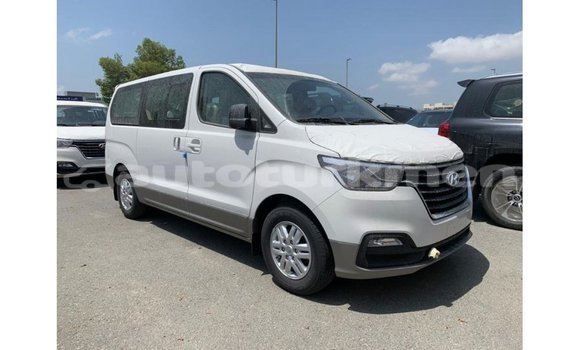 Buy Import Hyundai Chorus White Truck in Import - Dubai in Ahal