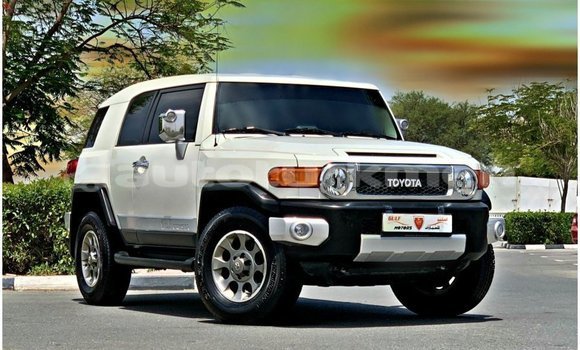 Buy Import Toyota FJ Cruiser White Car in Import - Dubai in Ahal