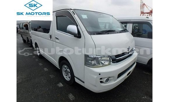 Buy Import Toyota Regius White Car in Import - Dubai in Ahal