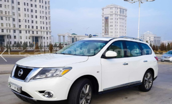 Buy Used Nissan Pathfinder White Car in Asgabat in Asgabat