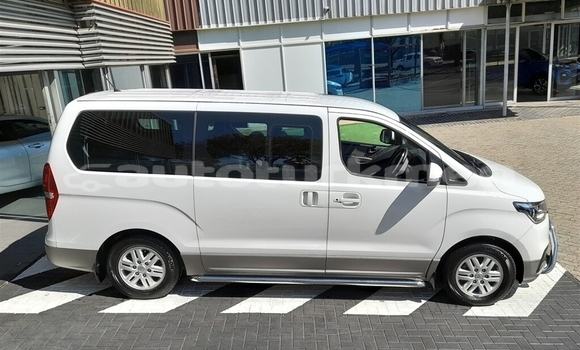 Buy Used Hyundai H1 White Car in Asgabat in Asgabat