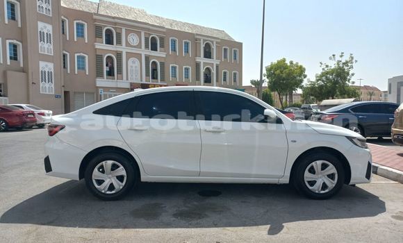 Buy Used Toyota Yaris White Car in Asgabat in Asgabat Buy Used Toyota Yaris White Car in Asgabat in Asgabat