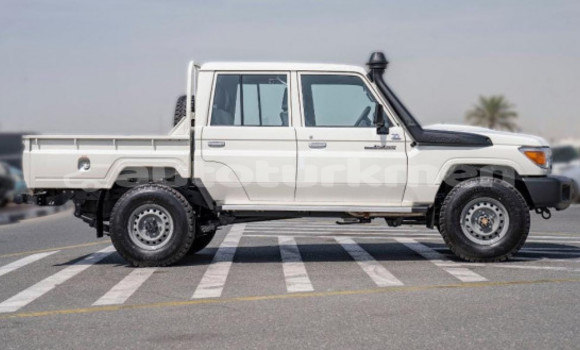 Buy Used Toyota Land Cruiser White Car in Asgabat in Asgabat