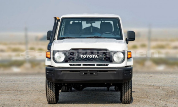 Buy Used Toyota Land Cruiser White Car in Turkmenabat in Lebap Buy Used Toyota Land Cruiser White Car in Turkmenabat in Lebap