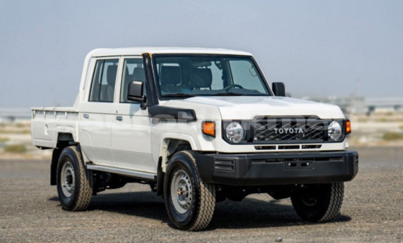Buy Used Toyota Land Cruiser White Car in Turkmenabat in Lebap Buy Used Toyota Land Cruiser White Car in Turkmenabat in Lebap