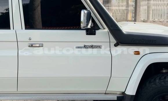 Buy Used Toyota Land Cruiser White Car in Asgabat in Asgabat Buy Used Toyota Land Cruiser White Car in Asgabat in Asgabat