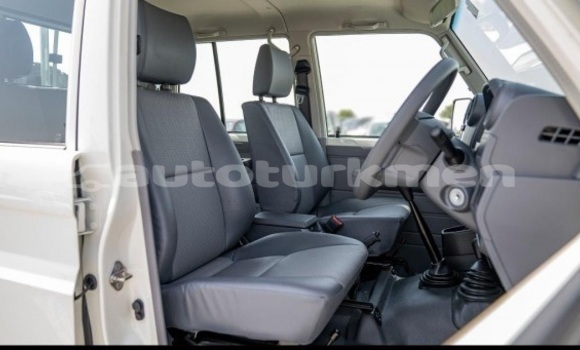 Buy Used Toyota Land Cruiser White Car in Asgabat in Asgabat Buy Used Toyota Land Cruiser White Car in Asgabat in Asgabat